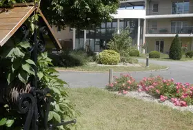 maison de retraite neuville de poitou facade puits 0