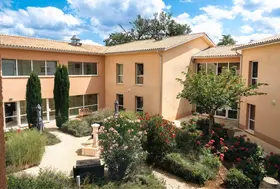 maison de retraite sainte terre cour interieur