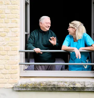 un résident et une soignante de la maison de retraite emeis de Saint Omer