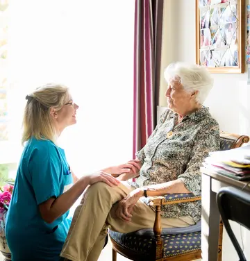 soignante et résidente à la maison de retraite Saint-Jean à Saint Omer