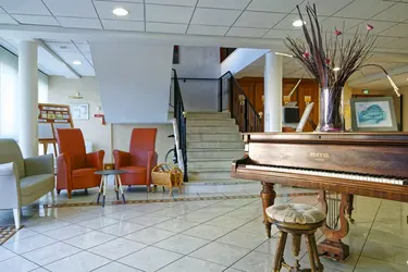 maison de retraite neuville de poitou salon piano