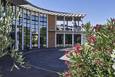 maison de retraite l oustau de leo saint saturnin les avignon 84 exterieur fleuri