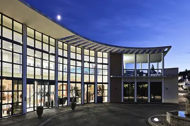 maison de retraite l oustau de leo saint saturnin les avignon 84 facade nuit