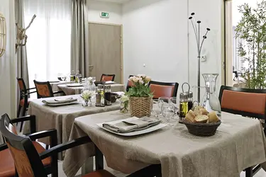 maison de retraite les portes du luberon avignon 84 restaurant invites