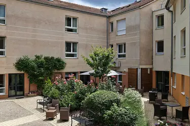 maison de retraite ambarroise facade exterieure jardin amberieu en burguey 2