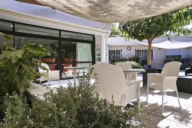 maison de retraite les chesnaies terrasse exterieure2 84