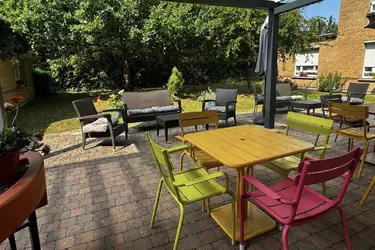 emeis-maison-de-retraite-les-lys-terrasse-jardin.png