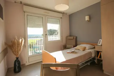 emeis-maison-de-retraite-les-pivoines-chambre-lit