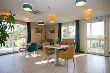 emeis-maison-de-retraite-les-pivoines-salle-salon