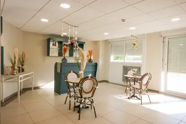 emeis-maison-de-retraite-les-pivoines-salon-bar