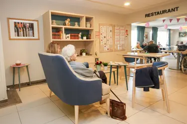 emeis-maison-de-retraite-les-pivoines-salon-restaurant