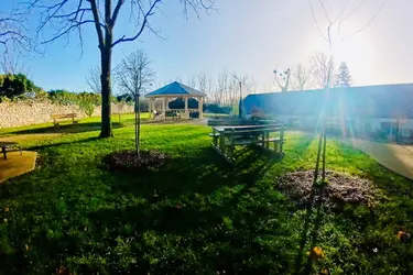 emeis maison de retraite rive ardente jardin kiosque 0