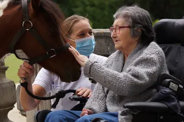 maison de retraite chateau de mons equitherapie