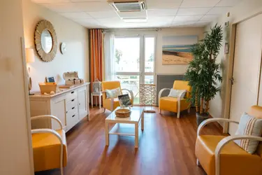 maison de retraite la cheneraie salon jaune