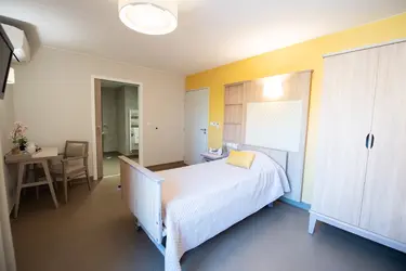 maison de retraite les jardins de la crau miramas chambre jaune