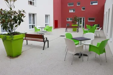 maison de retraite leon braconnier revin terrrasse interieure