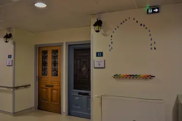 maison de retraite les lys porte chambre personnalisee