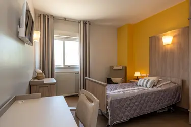 maison de retraite les pastoureaux chambre jaune