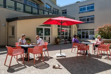 maison de retraite les pastoureaux terrasse ensolleilee