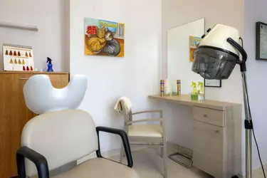 maison de retraite residence chateau de champlatreux salon de coiffure