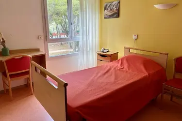 maison de retraite les jardins du mazet chambre rouge