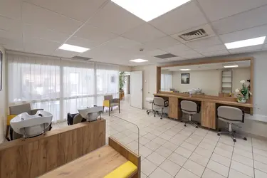 maison de retraite la bastide des cayrons entree salon de coiffure