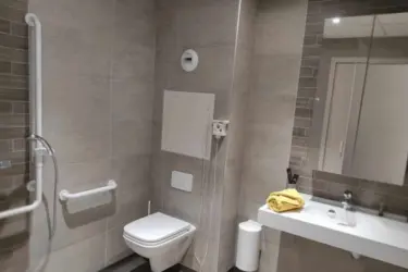 maisonderetraite lesjardinsdesaintes salledebain