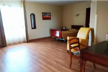 maisonderetraite lesjardinsdines grandechambre