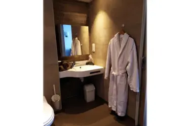 maisonderetraite lesjardinsdines salledebain