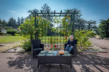 maison de retraite rene legros dourdon coin lecture jardin femme 0